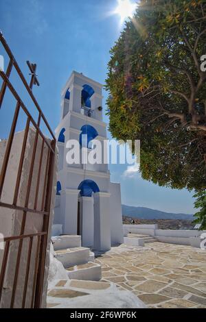 Belle église cycladique dans iOS Grèce ensoleillé Banque D'Images