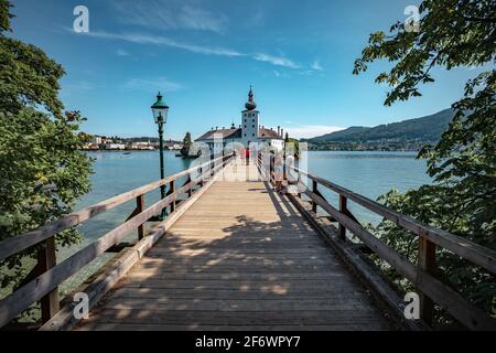 Lac de Traunsee et le pont au château de Schloss Ort à proximité Gmunden ville en Autriche Banque D'Images