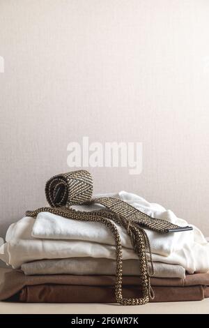 Vêtements de mode pastel pour femmes. Concept de vêtements mode minimaliste. Blog de mode, site Web, en-tête de héros de médias sociaux. Banque D'Images