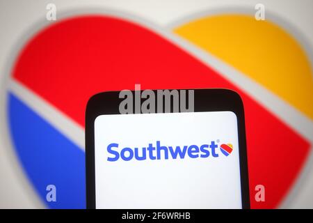 Ukraine. 02 avril 2021. Dans cette illustration, un logo Southwest Airlines apparaît sur un smartphone et un écran de pc. (Photo de Pavlo Gonchar/SOPA Images/Sipa USA) crédit: SIPA USA/Alay Live News Banque D'Images