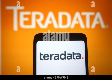 Ukraine. 02 avril 2021. Dans cette illustration, un logo Teradata d'une société de logiciels américaine est visible sur un smartphone et un écran de pc. (Photo de Pavlo Gonchar/SOPA Images/Sipa USA) crédit: SIPA USA/Alay Live News Banque D'Images