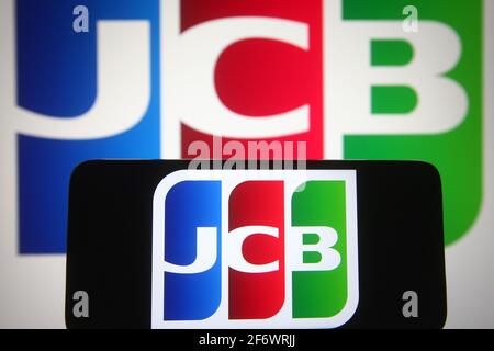 Ukraine. 02 avril 2021. Dans cette illustration, un logo JCB d'une société japonaise de cartes de crédit est visible sur un smartphone et un écran de pc. (Photo de Pavlo Gonchar/SOPA Images/Sipa USA) crédit: SIPA USA/Alay Live News Banque D'Images