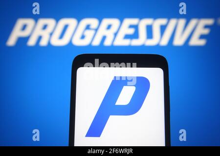 Ukraine. 02 avril 2021. Dans cette illustration, le logo de progressive Corporation d'une compagnie d'assurance américaine est visible sur un smartphone et un écran d'ordinateur. (Photo de Pavlo Gonchar/SOPA Images/Sipa USA) crédit: SIPA USA/Alay Live News Banque D'Images