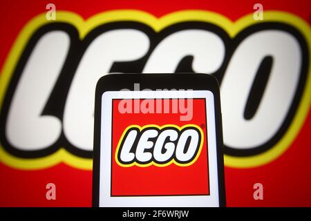 Ukraine. 02 avril 2021. Dans cette illustration, un logo Lego apparaît sur un smartphone et un écran de pc. (Photo de Pavlo Gonchar/SOPA Images/Sipa USA) crédit: SIPA USA/Alay Live News Banque D'Images