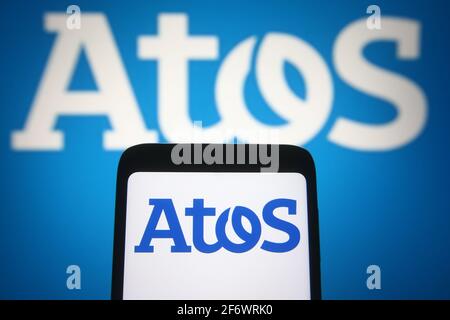 Ukraine. 02 avril 2021. Sur cette photo, le logo Atos d'une société française de technologie de l'information est visible sur un smartphone et un écran de pc. (Photo de Pavlo Gonchar/SOPA Images/Sipa USA) crédit: SIPA USA/Alay Live News Banque D'Images