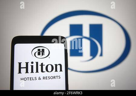 Ukraine. 02 avril 2021. Sur cette photo, un logo Hilton Hotels and Resorts est visible sur un smartphone et un écran de pc. (Photo de Pavlo Gonchar/SOPA Images/Sipa USA) crédit: SIPA USA/Alay Live News Banque D'Images