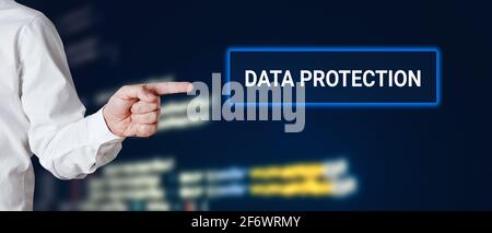 La main mâle pointe vers le mot protection des données. Concept d'entreprise de technologie Internet. Banque D'Images
