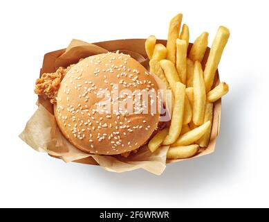 hamburger frais et savoureux et frites dans une boîte en papier isolée sur fond blanc, vue du dessus Banque D'Images