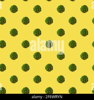 Motif sans couture de brocoli romanesco. Légumes verts sur fond jaune Banque D'Images