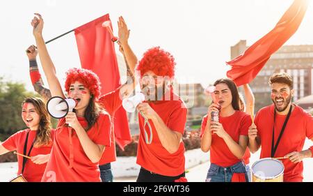 Les fans de football regardant un match de football au stade - Young Les gens s'amusent à soutenir le club préféré - Sport Entertainment concept Banque D'Images