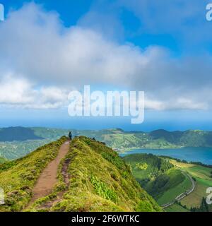 Miradouro da Boca do Inferno donnant sur les lacs de Sete Cidades sur l'île de Sao Miguel aux Açores, Portugal Banque D'Images