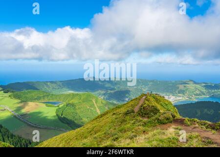 Miradouro da Boca do Inferno donnant sur les lacs de Sete Cidades sur l'île de Sao Miguel aux Açores, Portugal Banque D'Images