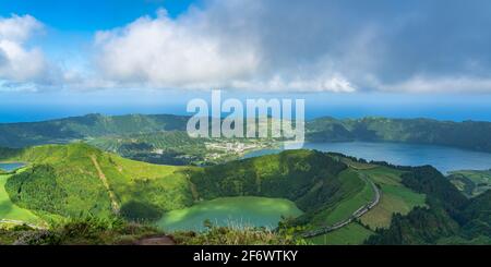 Miradouro da Boca do Inferno donnant sur les lacs de Sete Cidades sur l'île de Sao Miguel aux Açores, Portugal Banque D'Images