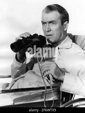 JAMES STEWART avec des jumelles dans LA FENÊTRE ARRIÈRE 1954 réalisateur ALFRED HITCHCOCK scénario John Michael Hayes basé sur une courte histoire de Cornell Woolrich Alfred J. Hitchcock Productions / Paramount Pictures Banque D'Images