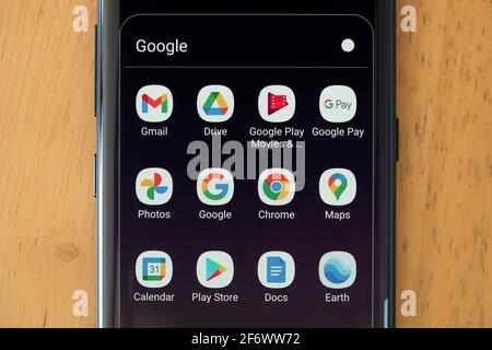 Une sélection d'applications Alphabet (anciennement Google) sur un écran de smartphone, y compris Gmail, Google Drive, Google Pay, Chrome, Google Maps Banque D'Images