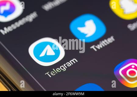 Gros plan macro de l'application Telegram Messenger sur l'écran d'un smartphone. Télégramme est un service logiciel de messagerie instantanée gratuit basé sur le cloud Banque D'Images