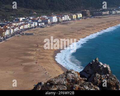 Vue aérienne de Nazare au Centro côte du Portugal avec Long Beach et bleu océan Atlantique Banque D'Images