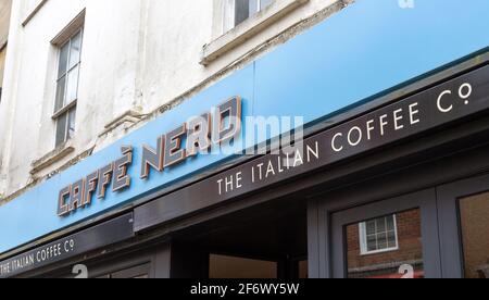 Caffe Nero signe à l'extérieur du magasin, Devozes, Wiltshire, Angleterre, Royaume-Uni Banque D'Images