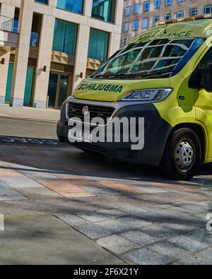 Devant de l'ambulance garée sur london Street Banque D'Images