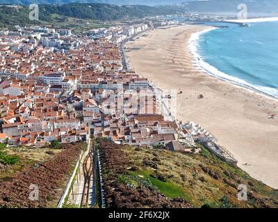 Vue aérienne de Nazare sur la côte Centro du Portugal Avec une longue plage et bleu océan Atlantique avec l'ascenseur Banque D'Images