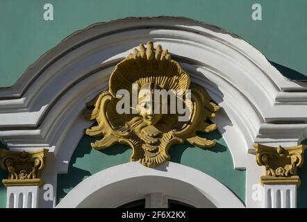 Un détail de l'un des bâtiments du complexe du Palais d'hiver, Saint-Pétersbourg, Russie montrant une moulure dans une arche blanche au-dessus d'une fenêtre. Banque D'Images