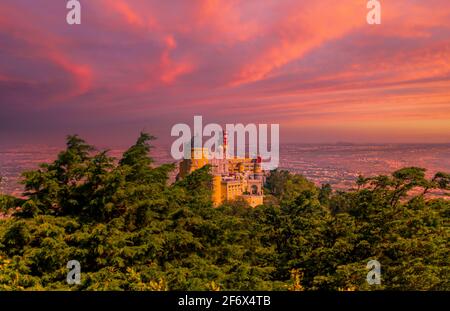 Panorama du Palais national de Pena à Sintra, Portugal Banque D'Images