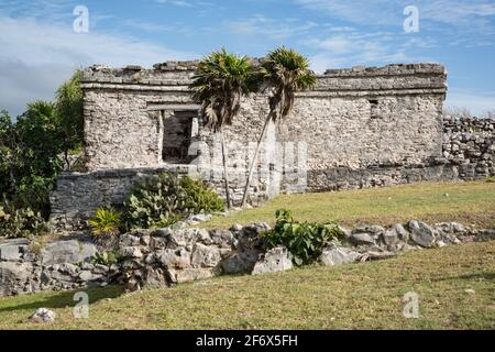 Casa del Cenote, une ancienne ruine maya dans la région archéologique de Tulum à Quintana Roo, péninsule du Yucatan, Mexique Banque D'Images