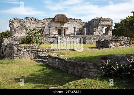 Ruines du temple Maya avec un toit de chaume au-dessus d'une fresque de dieu descendant à Tulum, Quintana Roo, péninsule du Yucatan, Mexique Banque D'Images