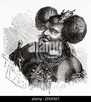 Homme aborigène de Papouasie vêtu d'ornements de guerre de l'intérieur de l'île de Papouasie-Nouvelle-Guinée. Ancienne illustration gravée du XIXe siècle d'El Mundo Ilustrado 1879 Banque D'Images