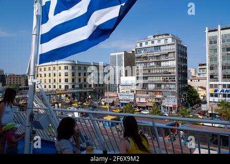 Pirée / Grèce / Mai 27 2009 : les vacanciers regardent sur le port grec du Pirée, avant de mettre la voile vers les îles. La nation Banque D'Images