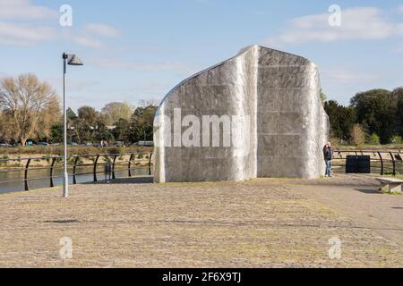 Bancs de poissons sur la sculpture en acier inoxydable « Liquidity » de Simon Packard, Ferry point, Brentford, Londres, Angleterre, ROYAUME-UNI Banque D'Images