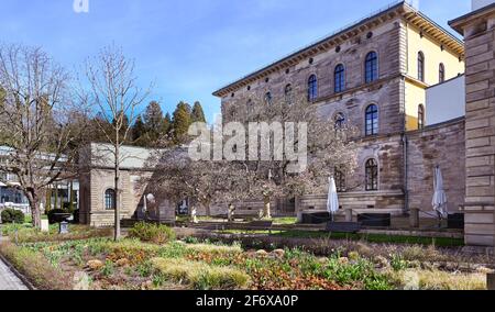 La place Willy Brandt et l'ancien bâtiment Justice sur Sophienstreet à Baden Baden. Au milieu se trouve une fontaine néoclassique conçue par Friedrich Schin Banque D'Images