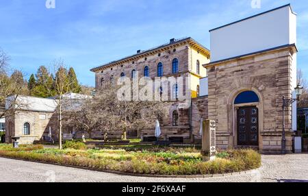 La place Willy Brandt et l'ancien bâtiment Justice sur Sophienstreet à Baden Baden. Au milieu se trouve une fontaine néoclassique conçue par Friedrich Schin Banque D'Images