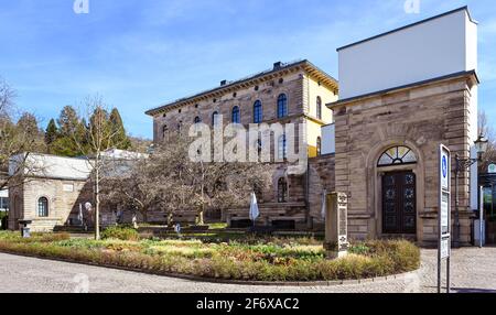 La place Willy Brandt et l'ancien bâtiment Justice sur Sophienstreet à Baden Baden. Au milieu se trouve une fontaine néoclassique conçue par Friedrich Schin Banque D'Images