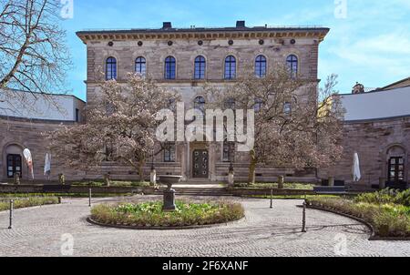 La place Willy Brandt et l'ancien bâtiment Justice sur Sophienstreet à Baden Baden. Au milieu se trouve une fontaine néoclassique conçue par Friedrich Schin Banque D'Images