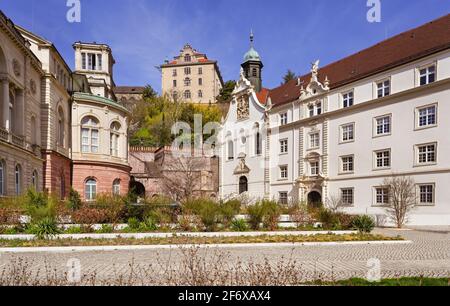 Vue sur l'école du couvent de la Sainte tombe, les célèbres thermes Friedrichsbad et le nouveau château de Baden Baden. Baden Wuerttemberg, Allemagne, Europe Banque D'Images