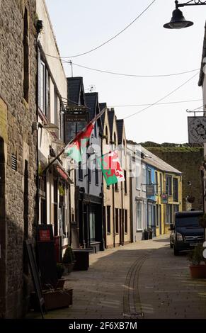 Caernarfon, au nord du pays de Galles. Rue étroite au coeur de la vieille ville royale. Bâtiments traditionnels avec caractère dans le soleil d'été de la fin de l'après-midi. Banque D'Images