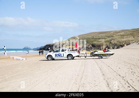 Perranporth, Cornwall, 3 avril 2021, les sauveteurs RNLI en service sur la plage de Perranporth, Cornwall bien que la température soit un 9C frais surfeurs feront toujours la plupart des vagues. La prévision est pour le soleil pour le reste d'aujourd'hui et de demain faisant un changement agréable pour Pâques. Crédit : Keith Larby/Alay Live News Banque D'Images
