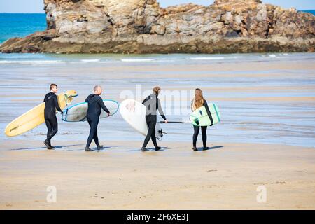 Perranporth, Cornouailles, 3 avril 2021, le soleil glorieux encourage les gens à marcher, faire du jogging et surfer sur la plage de Perranporth, Cornouailles bien que la température soit un frais 9C. La prévision est pour le soleil pour le reste d'aujourd'hui et de demain faisant un changement agréable pour Pâques. Crédit : Keith Larby/Alay Live News Banque D'Images