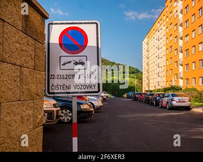Usti nad Labem / République Tchèque - 5.18.2019: Le panneau annonce le nettoyage futur des rues (čištění vozovky = nettoyage des routes) le panneau est sur le Banque D'Images