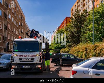 Usti nad Labem, République Tchèque - 5.21.2018: Remorquage d'une voiture monte une voiture. Banque D'Images