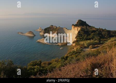 Coucher de soleil sur le cap Drastis, Corfou (Grèce) Banque D'Images