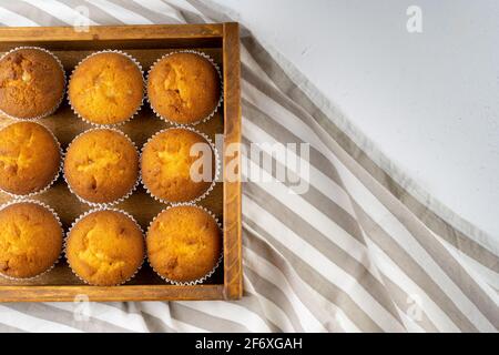 Gros plan sur les muffins au biscuit. Pâtisseries sucrées. Cadeau de fête. Dessert sur table blanche - muffins faits maison. Cupcakes. Muffin simple. Vue de dessus. Banque D'Images