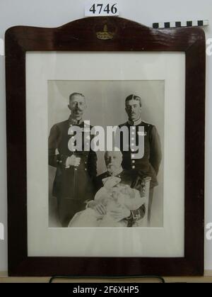 Photographie.Photographie de quatre générations - Oscar II, Kronprins Gustav, Prince Gustaf Adolf et son fils Prince Gustav Adolf.inom verre et acajou poli.sur l'avant du cadre sur la couronne royale photo de laiton. Banque D'Images