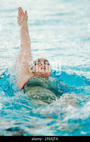 03 avril 2021, Bade-Wurtemberg, Heidelberg: Jenny Mensing nage dans la chaleur préliminaire de la course arrière de 200 mètres lors d'une compétition de qualification olympique dans la salle de natation du Centre d'entraînement olympique Rhin-Neckar. Photo: Uwe Anspach/dpa Banque D'Images