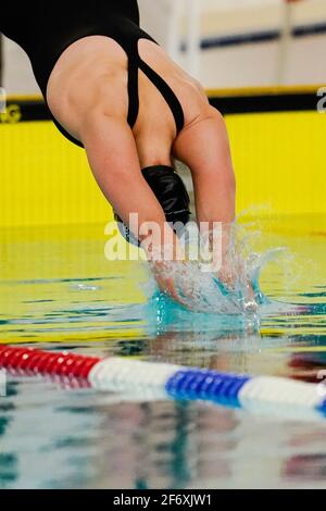 03 avril 2021, Bade-Wurtemberg, Heidelberg: Un nageur saute du bloc de départ dans l'eau lors d'une compétition de qualification olympique dans la salle de natation de la base olympique Rhin-Neckar. Photo: Uwe Anspach/dpa Banque D'Images