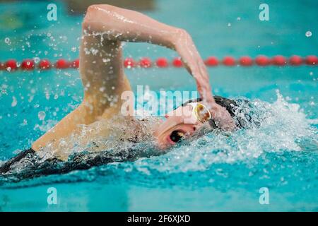 03 avril 2021, Bade-Wurtemberg, Heidelberg: Leonie Kullmann nage dans la chaleur préliminaire de 400 mètres freestyle lors d'une compétition de qualification olympique dans la salle de natation de la base olympique Rhin-Neckar. Photo: Uwe Anspach/dpa Banque D'Images