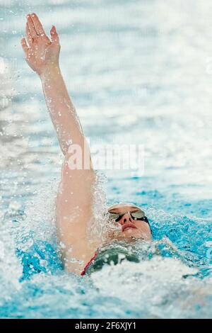 03 avril 2021, Bade-Wurtemberg, Heidelberg: Jenny Mensing nage dans la chaleur préliminaire de la course arrière de 200 mètres lors d'une compétition de qualification olympique dans la salle de natation du Centre d'entraînement olympique Rhin-Neckar. Photo: Uwe Anspach/dpa Banque D'Images