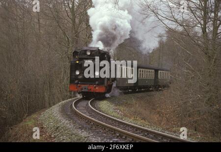 Course de Roland le train historique à voie étroite de l'île Rügen à pleine vitesse entre Binz et Göhren, ici en hiver Banque D'Images