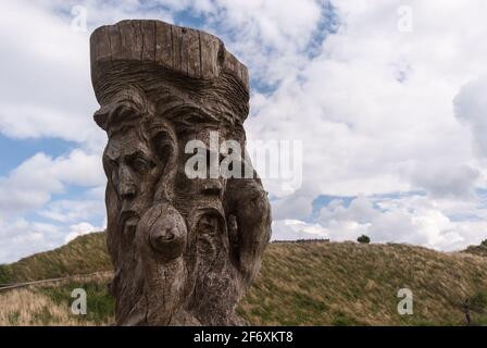 Sculpture en bois du dieu svantovit à quatre têtes au monticule slave de Kap Arkona Banque D'Images